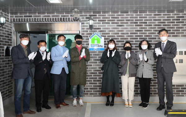 평택시는 지난 22일 정장선 평택시장, 김요섭 LH경기지역본부장, 이현주 평택지역자활센터 이사장 등 30여명이 참석한 가운데 사회초년생 청년들과 대학생 등 6가구가 주거비 부담없이 미래를 꿈꾸며 생활할 수 있는 새로운 보금자리인 ‘청년희망사회주택’개관식을 가졌다. (사진제공=평택시청)
