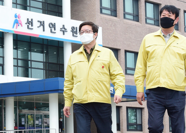 염태영 시장이 3월 26일 해외입국자 임시검사시설(선거연수원)을 점검하고 있다. (사진제공=수원시청)