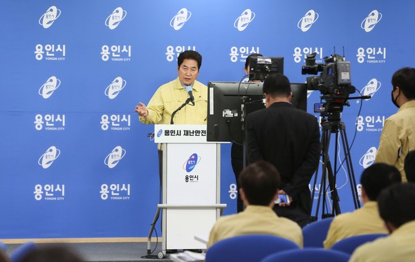 라이브 방송을 통해 시민들과 실시간 소통하고 있는 백군기 시장. (사진제공=용인시청)