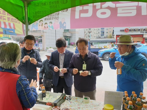 조종상 용문면장, 강성욱 용문농협 조합장, 정동균 양평군수, (사)양평농촌나드리 민병곤 이사장 등이 창녕 도리원에서 만들어 장터에서 판매하고 있는 ‘취나물 장아찌’를 시식하고 있다. (사진제공=양평시청)