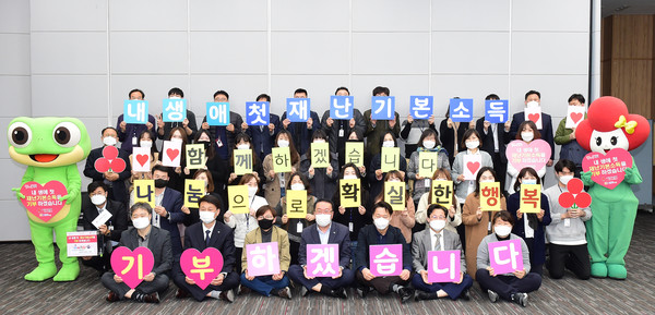 지난 23일 수원시 환경국 재난기본소득 기부 행사. (사진제공=수원시청)