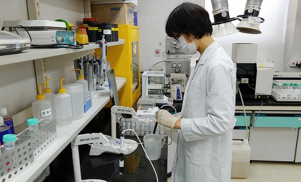 수원시농업기술센터는 관내 농업인 500여 명을 대상으로 영농철 농경지의 토양 영양상태와 성분을 분석하는 ‘토양 검정 사업’을 실시한다. (사진제공=수원시청)