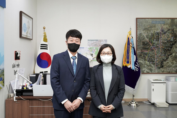 은수미 성남시장은 24일 집무실에서 관내 소재한 새벽배송 업체인 오아시스마켓 최우식 대표와 간담회 자리를 마련했다. (사진제공=성남시청)