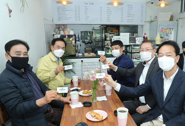 정장선 평택시장이 지역 상권을 살리기 위한 ‘힘내세요 사장님!’ 릴레이 캠페인 동참을 적극 당부하고 나섰다. (사진제공=평택시청)