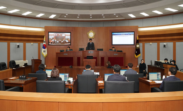 24일 장인수 오산시의회 의장이 ‘제250회 임시회 산회를 선언하고 있다. (사진제공=오산시의회)