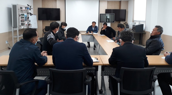 파주시는 최근 업무협의를 갖고 밭작물 스마트영농 모델개발 사업의 취지 및 향후 사업 일정과 농업인들의 의견을 청취하는 등 사업 전반에 대해 폭넓은 의견을 교환했다. (사진제공=파주시청)
