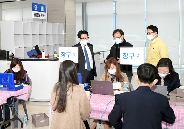 최종환 파주시장이 재난기본소득 접수처를 방문해 현장을 점검하고 있다. (사진제공=파주시청)