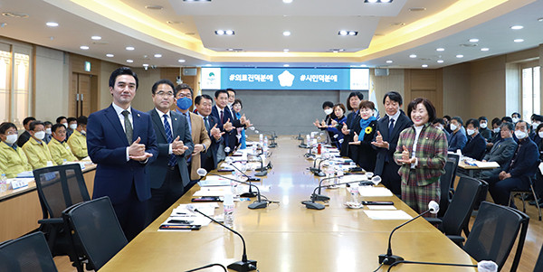 평택시의회는 지난 24일 시청 종합상황실에서 4월 의원간담회를 개최했다. (사진제공=평택시의회)