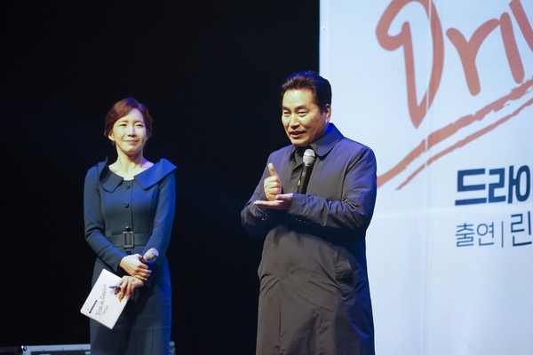용인시민체육공원 남문주차장에서 개최한 드라이브 인 콘서트에서 인사말을 전하는 백군기 용인시장. (사진제공=용인시청)