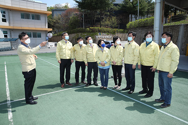 고양시의회 기획행정위원회 의원들이 성사다목적체육관 현장을 방문해 점검하고 있다. (사진제공=고양시의회)