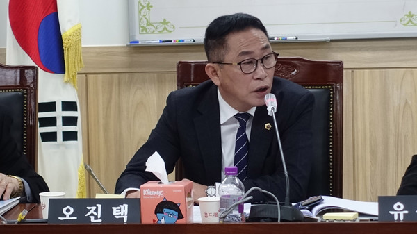 지난 23일 경기도의회 제343회 임시회 안전행정위원회 의결에서 ‘2020년도 제1차 수시분 공유재산 관리계획안’이 원안가결 됐다. 사진은 오진택 도의원. (사진제공=경기도의회)
