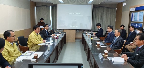 시흥시는 V-City 개발사업의 조속한 추진을 위해 지난 24일 시청에서 우선협상대상자인 유도개발 컨소시엄과 사업추진 계획 및 향후방향에 대한 첫 공식 회의를 실시했다. (사진제공=시흥시청)