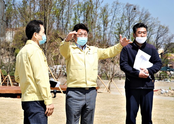 엄태준 이천시장이 이천의 대표 도자예술마을인 이천도자예술마을를 방문해 현장을 점검하고 있다. (사진제공=이천시청)