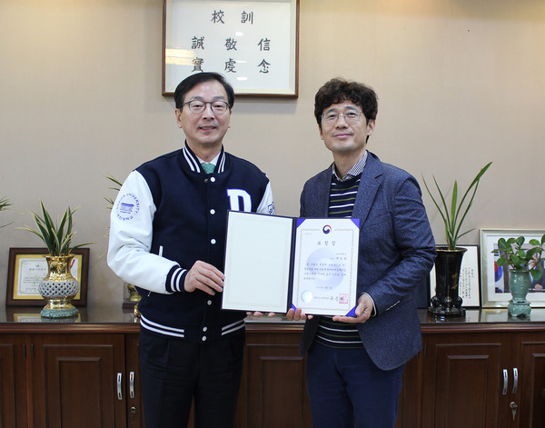 NCS 학습모듈 개발 공헌한 대진대학교 백창화 산업경영공학과 교수(사진 우측)와 이면재 총장. (사진제공=대진대학교)