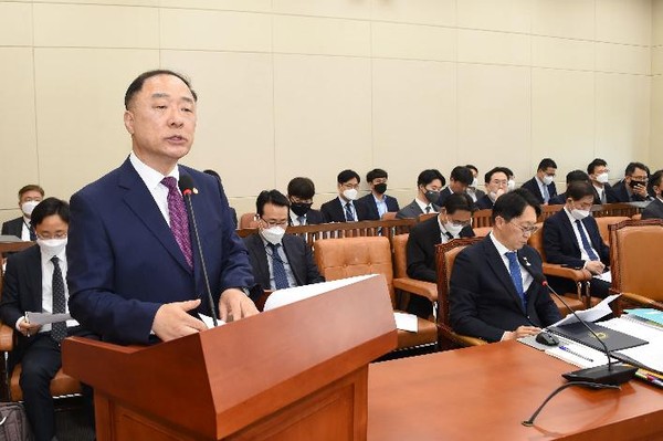 홍남기 경제부총리 겸 기획재정부 장관은 신종 코로나바이러스감염증(코로나19) 사태로 자금 고갈이 생겨 경영상 어려움을 겪고 있는 소상공인을 대상으로 3~4%대 금리의 대출을 추가 지원한다고 29일 밝혔다.(사진=기재부)