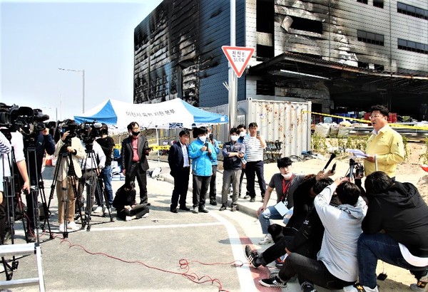엄태준 이천시장이 1일 물류창고 화재사고를 수습하는 과정에서 누구보다 빠르게 현장에 도착해 사고 현장을 진두지휘 했음에도 사실과 전혀 다른 허위기사를 실은 언론사에 대한 반박 기자회견을 열었다.(사진=송석원 기자)