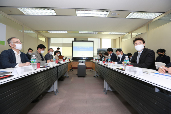 김종천 과천시장은 최근 한국토지주택공사(LH) 경기지역본부에서 열린 과천과천 공공주택지구 총괄계획가 자문회의에 참석해 과천시민이 원하는 방향으로 개발돼야 한다고 거듭 강조했다. (사진제공=과천시청)