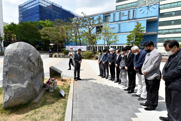 박남춘 인천시장이 3일 미추홀구 주안동 옛시민회관쉼터에서 열린 ‘제34주년 인천5.3민주항쟁 기념비 참배행사’에서 참석자들과 묵념을 하고 있다. (사진제공=인천시청)