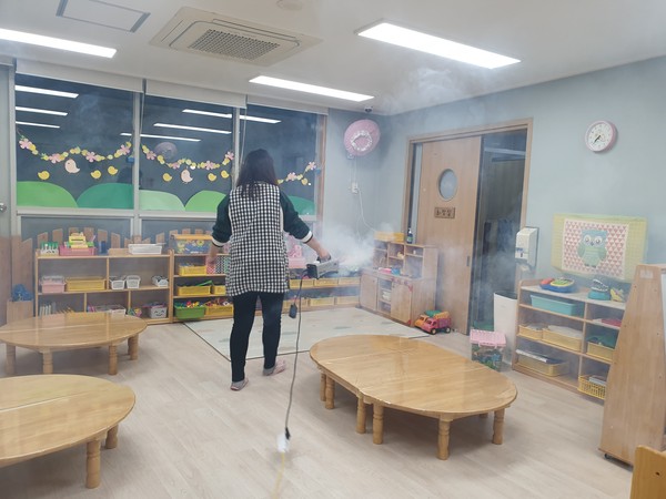 중구는 어린이집 전면 개원을 대비하여 지난 달 20일부터 5월 1일까지 관내 어린이집의 위생 및 방역지침 준수 여부를 집중모니터링을 실시했다고 밝혔다. (사진제공=중구청)