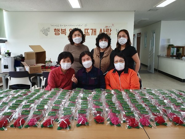 옹진군자원봉사센터 소속 “행복 잇기 뜨개 사랑”봉사단은 경로효친의 전통적 미덕을 기리는 제48회 어버이날을 맞이해 지난 4일부터 손뜨개로 만든 카네이션을 옹진군 연평면, 대청면, 덕적면 지역 어르신 1497명에게 전달한다. (사진제공=옹진군청)