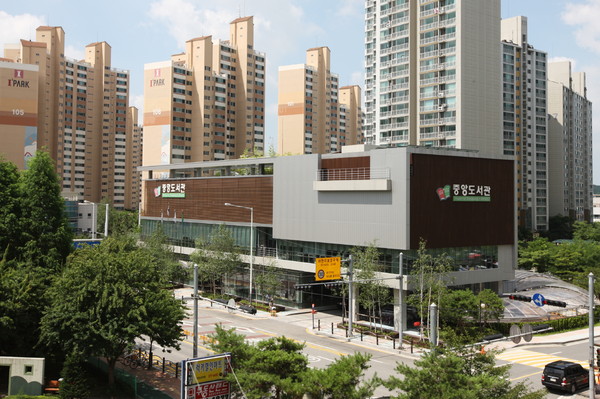 오산시는 코로나19로 휴관중인 관내 10개 도서관을 6일부터 제한적으로 개방한다. 사진은 오산중앙도서관 전경 (사진제공=오산시청)