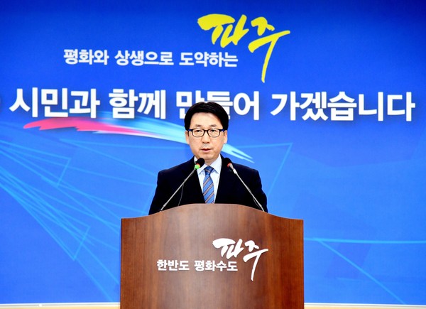 ◇파주시는 지난달 27일부터 시작된 파주형 긴급생활지원금 집중 교부기간인 지난 4일까지 시민 35만 2244명(77.5%)에게 10만 원씩 총 352억 원이 교부돼 시중에 풀렸다고 밝혔다. 사진은 최종환 시장의 기자회견 모습. (사진=중앙신문DB)