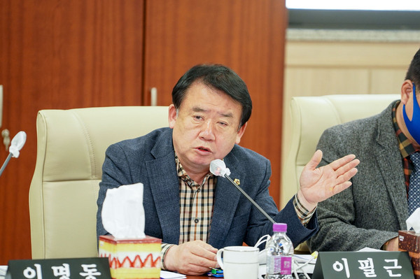 경기도의회 안전행정위원회 이필근 의원(더민주, 수원3)이 방연마스크 비치를 공공기관과 다중이용시설 등에 권장할 수 있는 조례를 대표 발의했다. (사진제공=경기도의회)