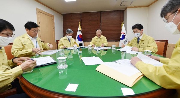 기획재정부가 ‘2021년도 예산안 편성 및 기금운용계획안 작성 세부지침’을 통해 정부 각 부처에 재량지출의 10% 수준을 삭감할 것을 요구했다. 경제장관회의 모습.(사진=기재부)