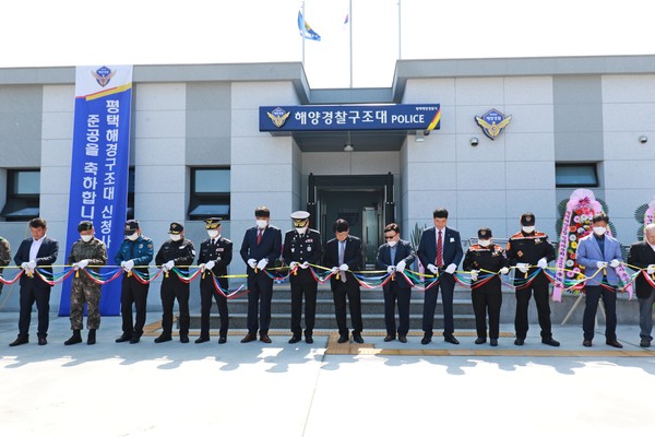 평택해경, 제부도에서 구조대 신청사 준공식 가져17명 상주···해상 구조의 중심 역할 담당경기 남부권 해상 구조의 중심 역할을 담당하게 될 평택해양경찰서 구조대 신청사가 준공식을 갖고 본격적인 업무에 들어갔다.평택해양경찰서는 6일 오전 10시 경기도 화성시 서신면 제부도에서 평택해양경찰서 구조대 신청사 준공식을 열었다고 밝혔다.이날 구조대 신청사 준공식에는 김석진 서장을 비롯해 이강선 정책자문위원회 위원장, 정승만 경기남부수협 조합장, 배금란 한국해양구조협회 경기충남북부지부장, 지역 주민 등 30여 명이 참석했다.준공식은 코로나19 확산 방지를 위해 현판 제막, 축하 테이프 자르기, 구조대 신청사 소개, 서장 인사말, 다과회 등으로 간소하게 치러졌다.김석진 평택해양경찰서장은 “그동안 비좁은 임시 컨테이너 시설에서 겪었던 구조대원의 불편이 대폭 개선돼 각종 해양 사고에 대한 구조 대응 능력이 향상될 것으로 본다”며 “앞으로도 평택해양경찰은 경기 남부와 충남 북부 해역의 빈틈없는 해양 안전 확보를 위해 노력하겠다”고 밝혔다.지난 2019년 12월 공사를 시작해 2020년 5월 6일 준공식을 가진 평택해양경찰서 구조대 신청사는 화성시 서신면 제부도 해안길 421-20에 위치, 1,800㎡ 부지 위에 연면적 575㎡ 단층 콘크리트 건물로 신축됐으며, 사업비 13억여 원이 투입됐다.구조대원 17명이 상주하며 경기 남부권 해상 구조의 중심 역할을 하게 될 평택해양경찰서 구조대 신청사는 행정 사무실, 체력단련실, 장비 보관실, 휴게실, 식당 등을 갖추고 있다.평택해양경찰서 구조대 신청사 준공식에 참석한 김석진 서장을 비롯해 이강선 정책자문위원장, 정승만 경기남부수협 조합장, 지역주민 등이 테이프 커팅을 하고 있다.(사진제공=평택해양경찰서)