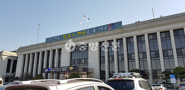 김포시는 코로나19의 확산으로 공공도서관 휴관이 장기화 되면서 시민들의 도서관 운영 문의 및 이용 불편 민원이 잇따르자 관내 공공도서관을 단계적으로 운영한다고 밝혔다. (사진=중앙신문DB)