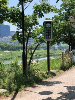 광명시는 광명동굴, 안양천(햇무리육교 인근), 도덕산공원에 미세먼지 신호등 3대를 추가로 설치했다. (사진제공=광명시청)