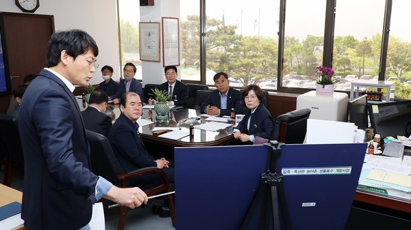 이영종 경기도수자원본부장이 6일 안성시청을 방문해 농어촌생활용수개발사업 추진하기 위해 현장확인을 하고 김보라 안성시장과 면담을 가졌다. (사진제공=안성시청)