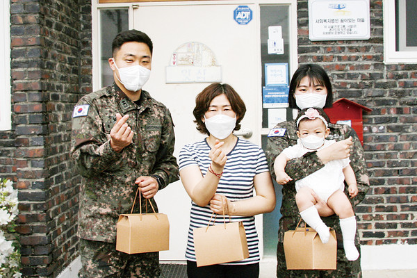 6군단 정보통신단에 금무하는 홍재화(28·중위) 부부는 지난 3일 포천시 관내 아동복지시설인 ‘꿈이 있는 마을’을 찾아 가족과 함께 직접 구매한 속옷과 양말, 외출복 등이 담긴 위문품을 전달했다. (사진제공=육군 6군단)