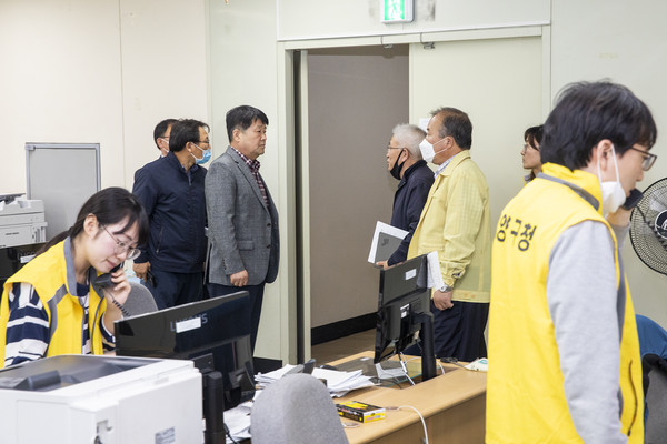 계양구가 코로나19 극복을 위한 긴급재난지원금 신속 지원을 위해 지난 1일 긴급재난지원금 전담 추진단을 전산교육장에 설치하고 운영을 시작했다. (사진제공=계양구청)