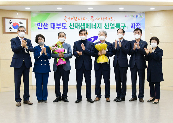 윤화섭 안산시장이 지난 6일 시청에서 열린 ‘안산 대부도 신재생에너지 산업특구’ 지정 보고 회의에서 참석자들과 기념촬영을 하고 있다. (사진제공=안산시청)