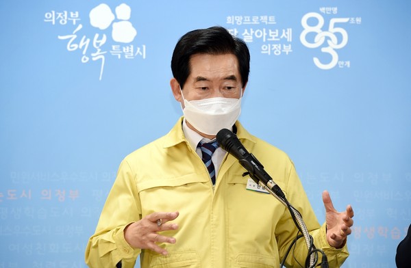 안 시장은 7일 기자회견을 통해 “오늘 5월7일은 가톨릭대학교 의정부성모병원에서 코로나19 확진자가 처음 발생한 지 40일이 되는 날이며, 다음 주 월요일인 5월 11일부터 진료를 정상화해 재 개원할 예정”이라며 “가톨릭대학교 의정부성모병원의 집단 감염으로 인해 시민여러분께 우려와 불편을 끼쳐드려 매우 송구한 마음”이라고 말했다. (사진제공=의정부시청)