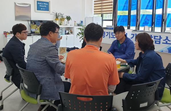 김경호 도의원은 6일 경기도의회 가평상담소에서 경기도 축산산림국 공원녹지과장 및 관계 공무원과 주민이 참석한 가운데 연인산도립공원 내 주민 집단이주와 관련해 논의하는 시간을 가졌다. (사진제공=경기도의회)