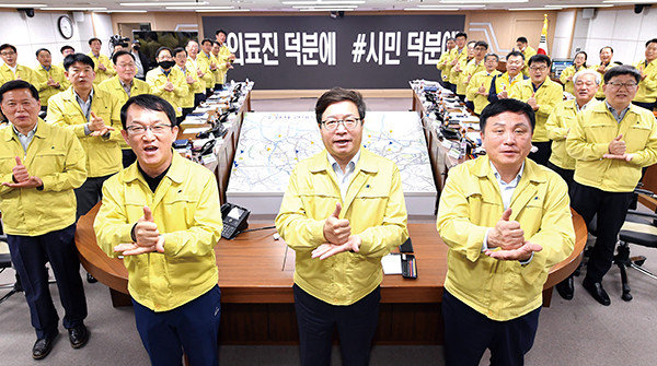염태영 수원시장(가운데), 조청식 제1부시장(앞줄 왼쪽), 조인상 기획조정실장(앞줄 오른쪽), 간부 공무원들이 ‘덕분에 챌린지’에 참여하고 있다. (사진제공=수원시청)
