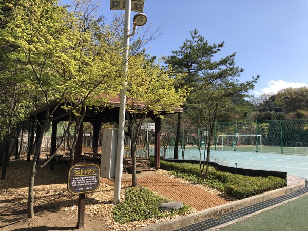 용인시가 학교 내에 있는 자투리 공간을 활용해 학생들과 지역주민이 이용할 수 있는 휴식공간을 조성했다. 용인 포곡읍 영문중학교에 마련된 이 휴식공간에는 진달래와 무궁화 등 다양한 수목들이 식재돼 있다.(사진제공=용인시청)
