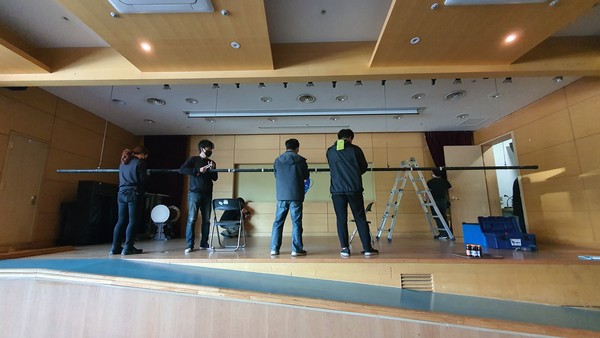 기흥도서관을 방문한 용인문화재단 무대예술팀이 도서관 음향시스템을 점검하고 운영가이드를 교육해주고 있다.(사진제공=용인문화재단)