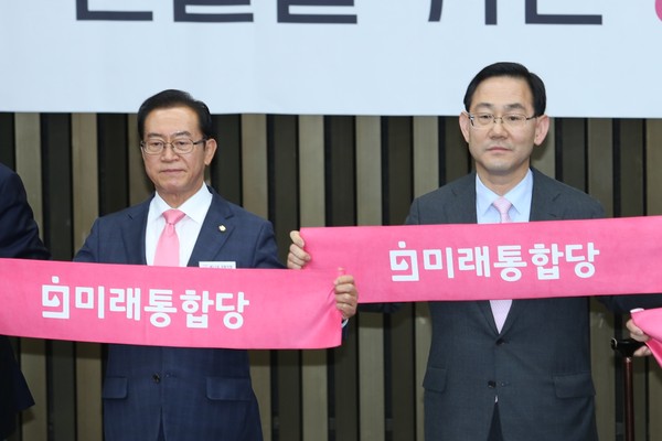 미래통합당 신임 원내대표로 주호영 의원(우), 정책위의장으로 이종배 의원(좌)이 각각 선출됐다. (사진=장민호 기자)