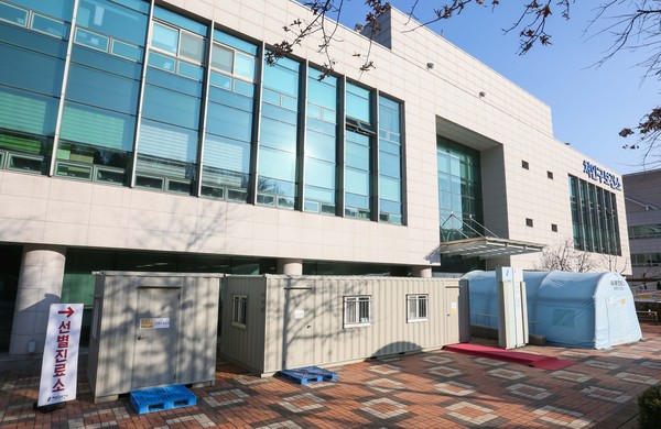 Bx씨는 종로구 17번 확진자와 함께 용인-66번 확진자가 방문한 이태원의 클럽을 방문한 이력이 있고, 평상시에도 만성적인 기침, 가래 등의 증상이 있었던 것으로 알려졌다. 사진은 처인구보건소 선별진료소. (사진제공=옹인시청)