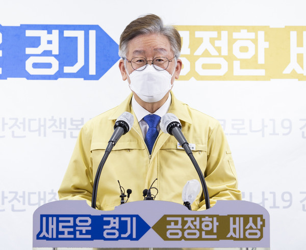 10일 오후 경기도청 브리핑룸에서 이재명 경기도지사가 온라인 생중계 방식으로 코로나19 이태원 집단감염 관련 긴급 기자회견을 하고 있다. (사진제공=경기도청)