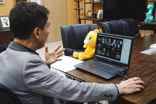 서철모 화성시장이 화성 동아리축제를 준비를 위해 학생기획위원회와 화상회의를 하고 있다. (사진제공=화성시청)