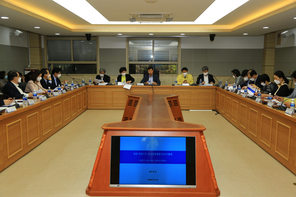 과천시는 지난 8일 시청 상황실에서 과천과천 공공주택지구 지구계획 수립에 따른 전문가 자문단 1차 회의를 열었다. (사진제공=과천시청)