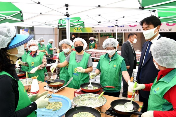 새마을운동 하남시지회는 새마을지도자 40여명이 참여한 가운데 관내 취약계층에 밑반찬 등을 만들어 전달하는 ‘우리동네 행복밥상’ 사업을 실시했다. (사진제공=새마을운동 하남시지회)