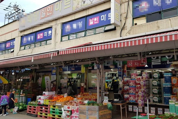 하남 덕풍시장에서 정육점을 운영 중인 E씨는 시장 내 위치한 대형마트로 손님들이 몰려 재난기본소득 효과를 누리지 못하고 있다고 하소연했다. (사진=장민호 기자)