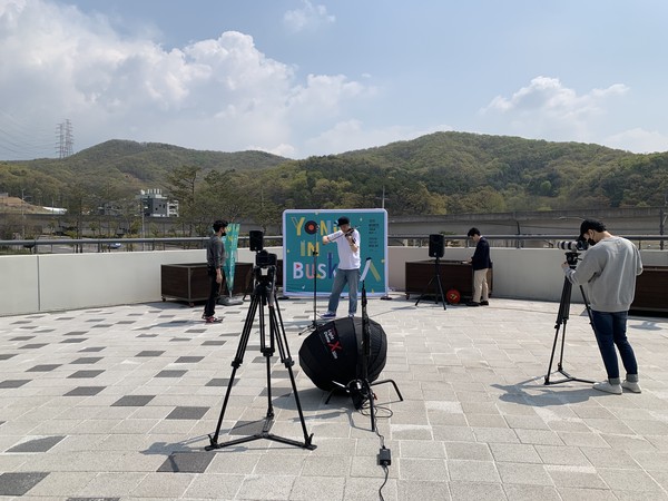 영상으로 찾아가는 아티스트 플랫폼 영상 촬영을 하고 있는 아티스트 바이올린 플레이어. (사진제공=용인문화재단)