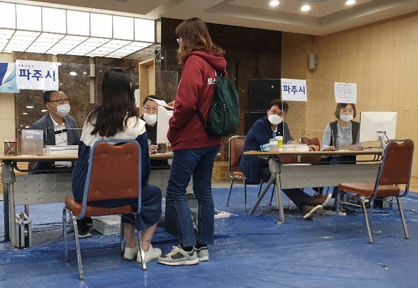 파주시는 아파트와 노인정 등 이동 창구를 별도로 운영하고, 평일 오후 8시까지 연장 근무를 실시하는 등 주말과 휴일 현장에 모든 행정력을 투입해 긴급생활지원금 교부율 88%를 달성했다. (사진=중앙신문DB)