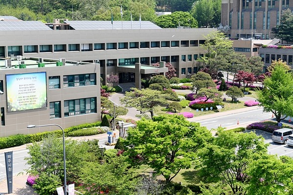 파주시는 광탄면 신산리 199번지에 총 사업비 75.6억 원을 들여 광탄도서관 복합문화공간(도서관과 생활문화센터)을 지어 내년 하반기 개관할 예정이다. 사진은 파주시청 전경. (사진=중앙신문 DB)